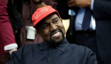 Archivbild: Der US-Rapper Kanye West während eines Treffens mit US-Präsident Trump (Quelle: dpa/Evan Vucci)