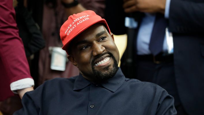 Archivbild: Der US-Rapper Kanye West während eines Treffens mit US-Präsident Trump (Quelle: dpa/Evan Vucci)