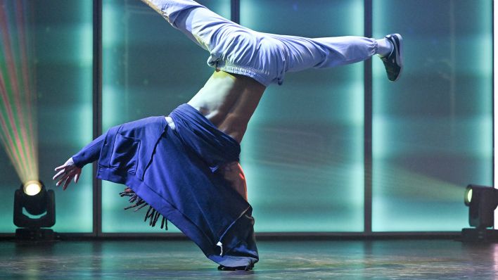 Archivbild: Ein Tänzer der Street Dance Crew Flying Steps zeigt am 22.02.2022 Ausschnitte aus dem Programm "Flying Dream - Varieté trifft Street Dance", eine Koproduktion zwischen dem Wintergarten Varieté Berlin und den Flying Steps. (Quelle: dpa-Zentralbild/Jens Kalaene)