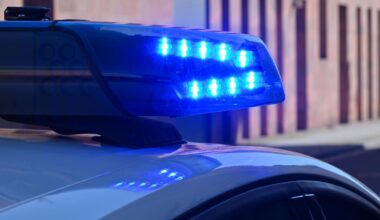 Mann sticht mit Messer auf anderen Mann ein