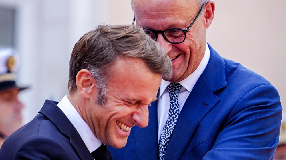 Toulon: Bundeskanzler Friedrich Merz (rechts, CDU) und Frankreichs Präsident Emmanuel Macron (links) begrüßen sich beim deutsch-französischen Regierungstreffen zur Wirtschafts- und Sicherheitspolitik.