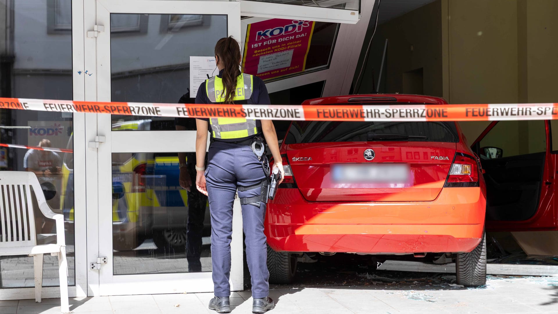 Essen: PKW kracht durch das Schaufenster eines Discounters – Vermutlich Gas mit der Bremse verwechselt – Keine Verletzten