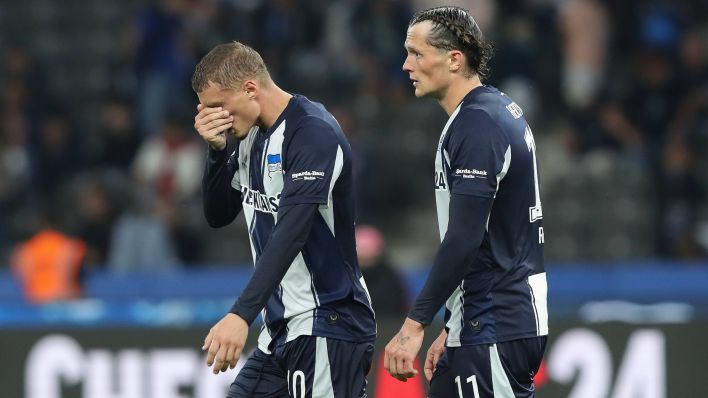 Michael Cuisance (l.) und Fabian Reese sind nach Herthas Niederlage gegen Elversberg niedergeschlagen. (Foto: IMAGO / Jan Huebner)