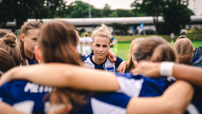 Hertha-Spielerin Jennifer Cramer im Mannschaftskreis (Quelle: Hertha BSC)