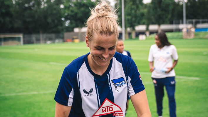 Hertha-Spielerin Jennifer Cramer läuft lächelnd über den Platz