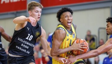 Alba-Spieler Boogie Ellis zieht gegen Braunschweigs Lennart Römer im Testspiel am 30.08.2025 vorbei (Bild: Imago Images/Andreas Gora)