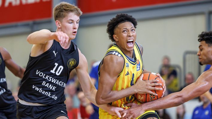 Alba-Spieler Boogie Ellis zieht gegen Braunschweigs Lennart Römer im Testspiel am 30.08.2025 vorbei (Bild: Imago Images/Andreas Gora)
