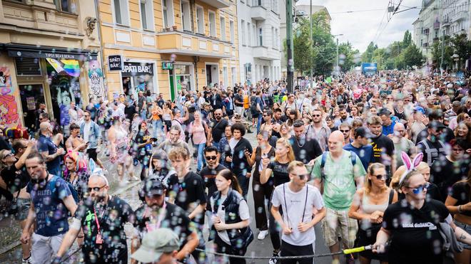 Musik: Tausende Teilnehmer ziehen beim «Zug der Liebe» durch Berlin.