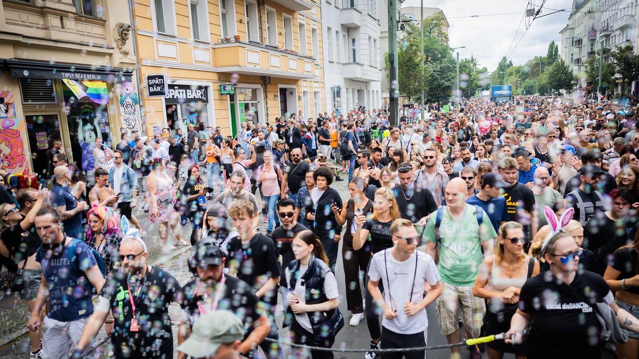 Musik: Tausende tanzen beim "Zug der Liebe" durch Berlin