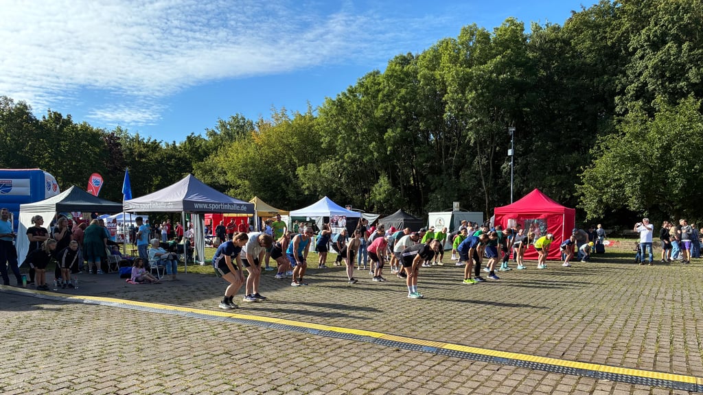 Vor der Peißnitzbühne ist die "Sportwiese" aufgebaut. 