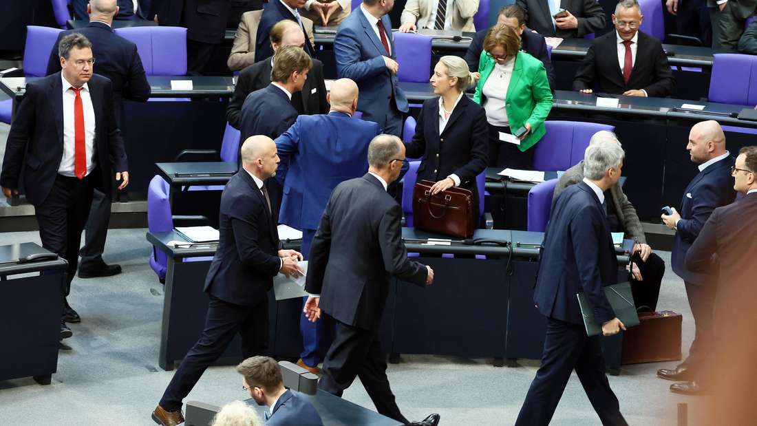 Friedrich Merz eilt aus dem Plenarsaal, Alice Weidel und Beatrix von Storch packen ihre Sachen