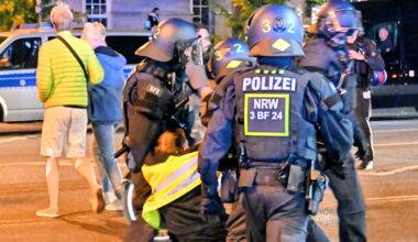 Köln: Polizei kesselt Teilnehmer bei Antikriegs-Demo ein – Reizgas und Schlagstöcke im Einsatz