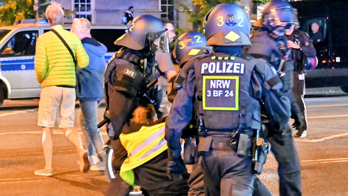Köln: Polizei kesselt Teilnehmer bei Antikriegs-Demo ein – Reizgas und Schlagstöcke im Einsatz