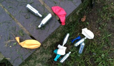 Lachgas-Kartuschen und Luftballons liegen in einem Park im Londoner Stadtteil Shoreditch