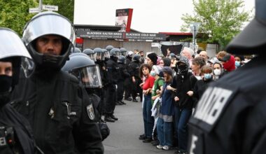 Polizeigewalt: Irland reagiert auf Polizeifausthiebe gegen Demonstrantin in Berlin