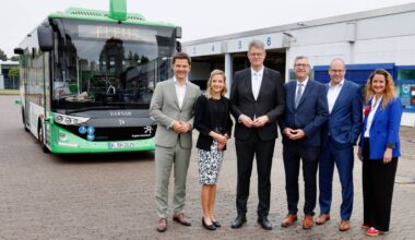 Fahrgäste vor einem Bus