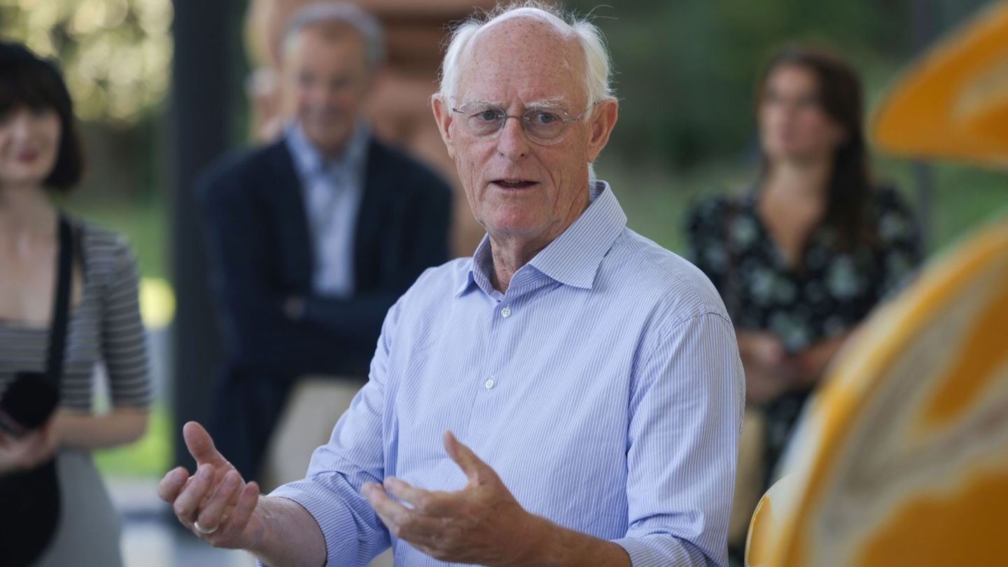 Der international renommierte Bildhauer Tony Cragg lebt seit Jahrzehnten in Wuppertal. Foto: Oliver Berg/dpa