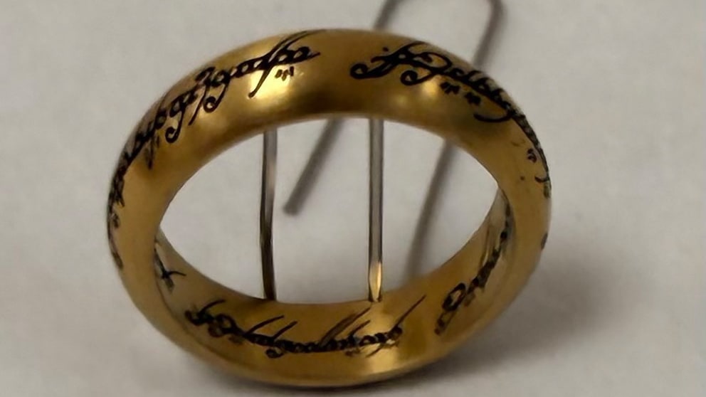 Kurioser Aufruf in Hamburg: Fundbüro sucht den Herrn des Rings | Regional