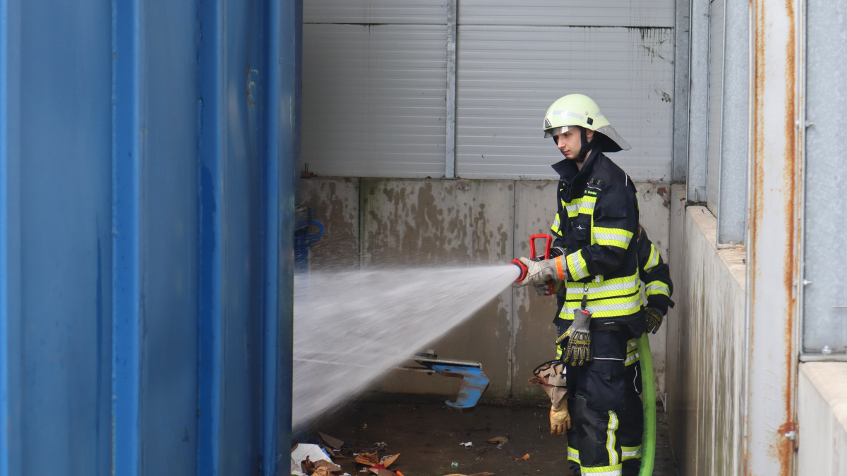 Müllpresse sorgt für Feuerwehreinsatz in Groß Schwülper