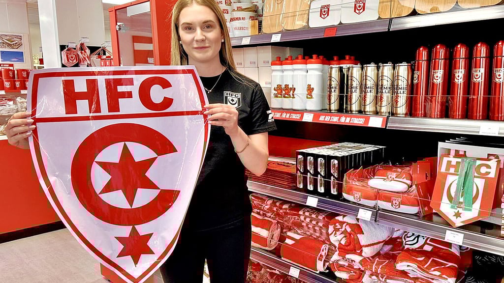 Die Liebe zum HFC kann nicht groß genug sein. Natalie Zwickirsch zeigt im Fanshop den XXL-Aufkleber, der sich gut verkauft.