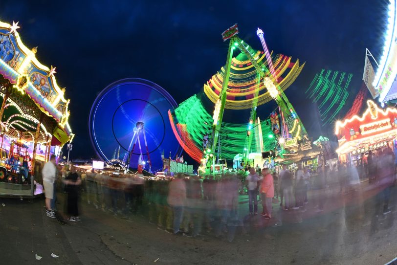 Rundfahrbetrieb Konga, Hochfahrbetrieb Evolution  Riesenrad Jupiter, Kettenkarussel Wellenflug Blick auf die Cranger Kirmes von der Rathausstraße aus. Im Bild Riesenrad Jupiter, Hochfahrbetrieb Evolution sowie der Turm vom Hochfahrbetrieb Hangover The Tower