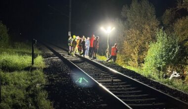 Rotes Warnsignal ignoriert: Zug kracht in Auto - 23-Jährige sterben