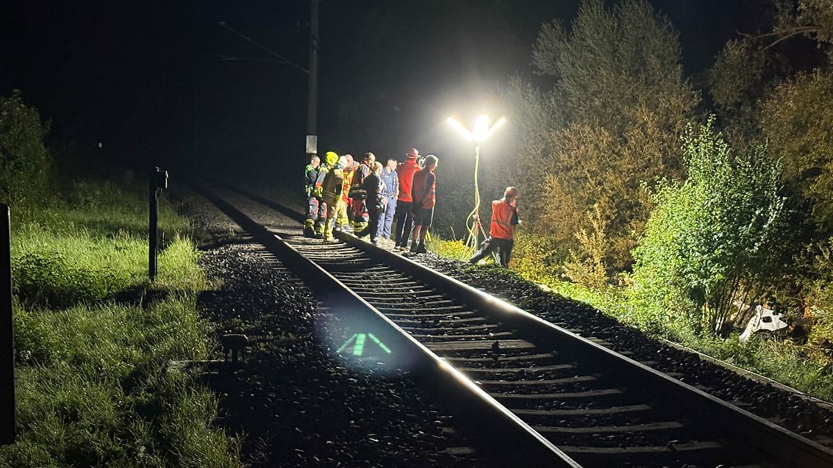 Rotes Warnsignal ignoriert: Zug kracht in Auto - 23-Jährige sterben