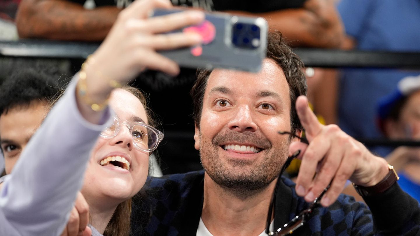 Jimmy Fallon: verirrt, verwirrt und von Fans nach Hause gebracht  Der amerikanische TV-Star besuchte während seines Europa-Urlaubs auch eines der Adele-Konzerte in München. Und dort geschah es: Fallon brach von seinem Hotel noch zu einem nächtlichen Spaziergang auf – und fand nicht mehr zurück. Der 49-Jährige stolperte über Felder, das Handy fast leer, fürchtete sich vor Schlangen, versuchte, auf der Autobahn Vorbeifahrende zu stoppen, alles vergebens. "Ich war vollkommen verloren". Die Rettung kam in Person des 22-jährigen Leon Ewerdwalbesloh und seiner Mutter. Fallon hatte ihn in einer Autowerkstatt angesprochen und sie bot an, ihn zurück ins Hotel zu chauffieren. Der erleichterte Showmaster zeigte sich zutiefst dankbar: "Wenn ihr mal in New York seid, ruft mich bitte an und kommt in meine Show."
