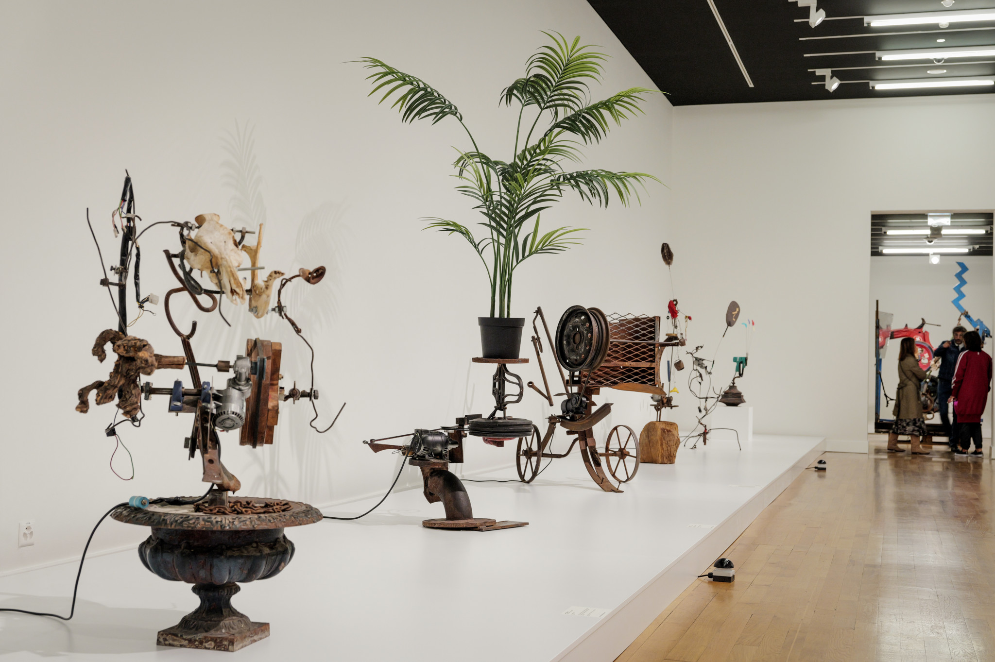 Skulpturen von Jean Tinguely im Musée Rath Genève, die anlässlich seines hundertsten Geburtstags ausgestellt sind.
