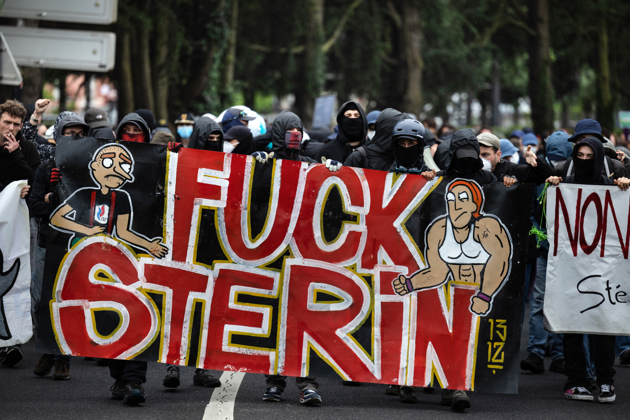 Protestierende halten ein Banner mit der Aufschrift ’Fuck Sterin’ während einer Demonstration gegen ’La Nuit du bien commun’ in Nantes, Frankreich, am 5. Juni 2025.
