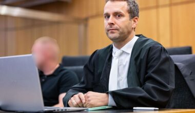 Der Angeklagte (l) sitzt zu Beginn des Prozesses neben seinem Anwalt Mathis Bönte im Landgericht. (Archivbild) Foto: Guido Kirch