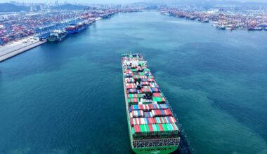 Containerschiff am ostchinesischen Hafen von Qingdao