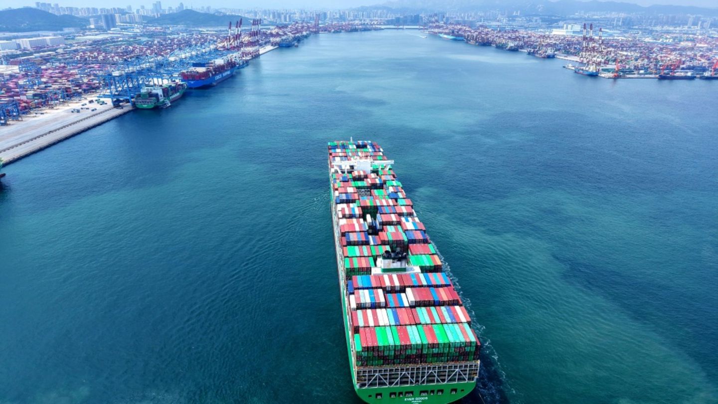 Containerschiff am ostchinesischen Hafen von Qingdao
