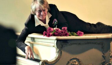 Helge Schneider liegt auf einem Klavier in einer Szene des Films "Helge Schneider - The Klimperclown", der nun in der Mediathek