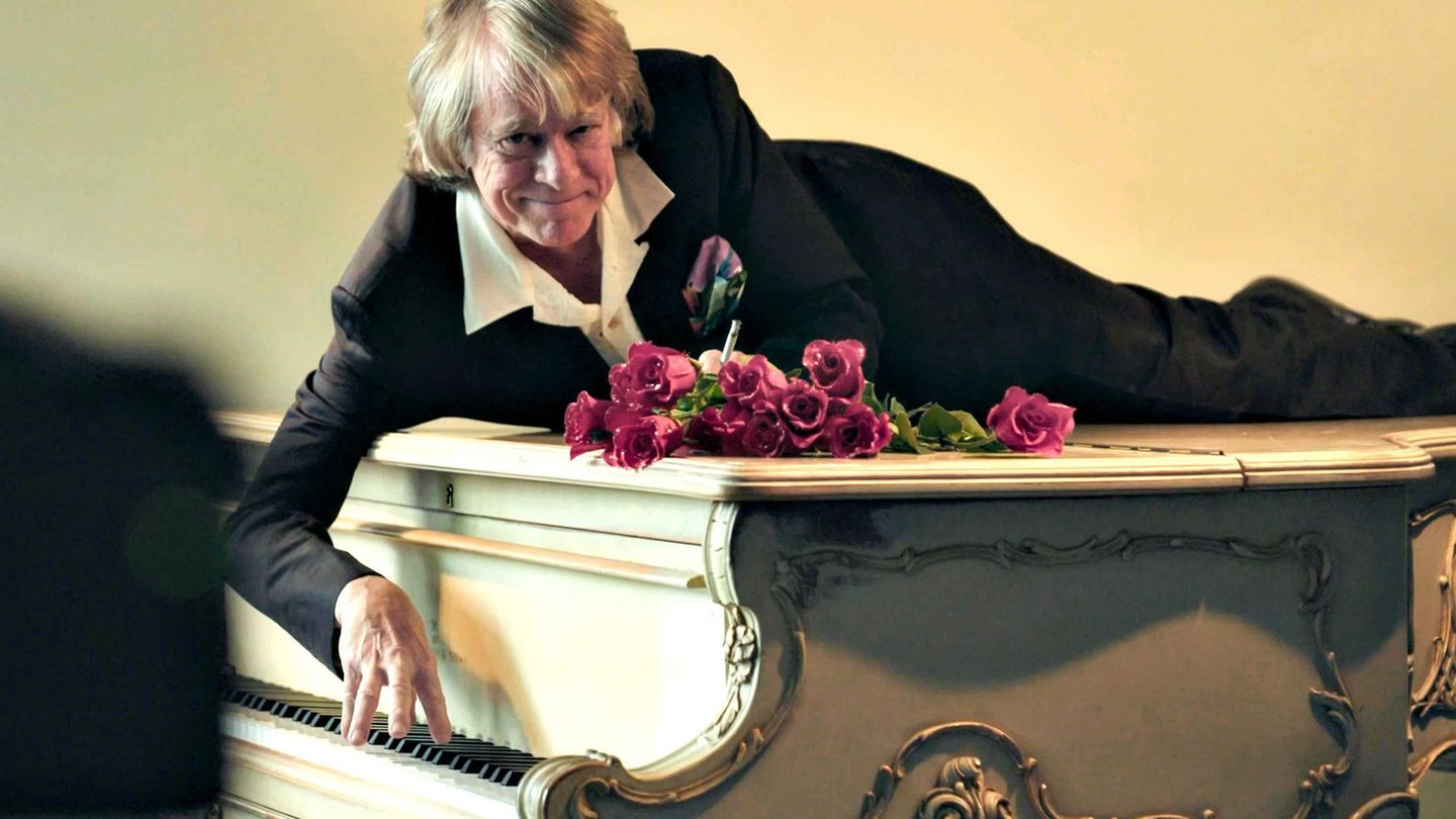 Helge Schneider liegt auf einem Klavier in einer Szene des Films "Helge Schneider - The Klimperclown", der nun in der Mediathek