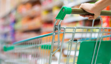 Einkaufswagen im Supermarktgang.