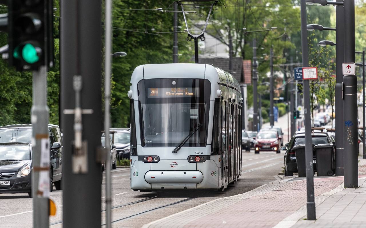 Eine Bahn der Straßenbahnlinie 301