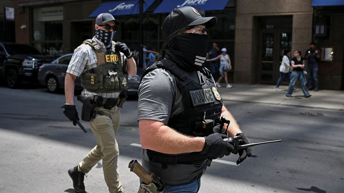 Festnahmen auf Parkplatz in L.A.: ICE-Beamte vollziehen "Operation Trojanisches Pferd"