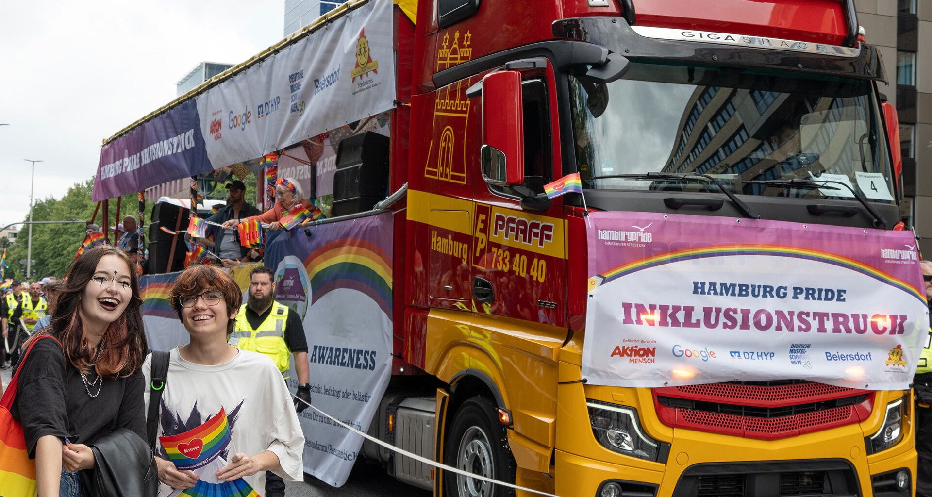 Der Rollstuhl-Truck von Peter Sebastian und Freunden beim CSD zog viele Blicke auf sich