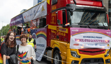 Der Rollstuhl-Truck von Peter Sebastian und Freunden beim CSD zog viele Blicke auf sich