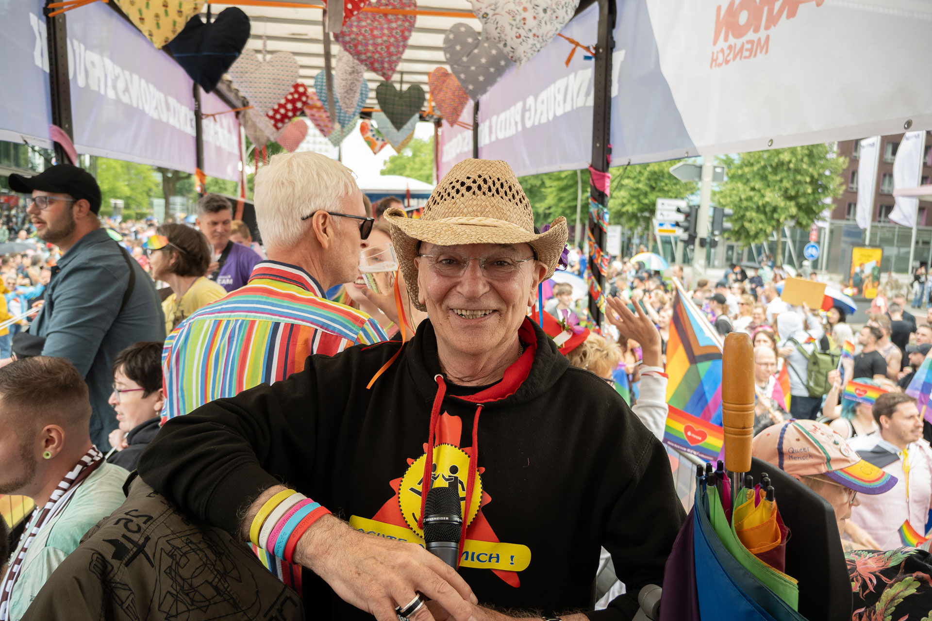 Schlagersänger Peter Sebastian hat den Rollstuhltruck beim CSD ins Leben gerufen. Foto: Sören Noffz