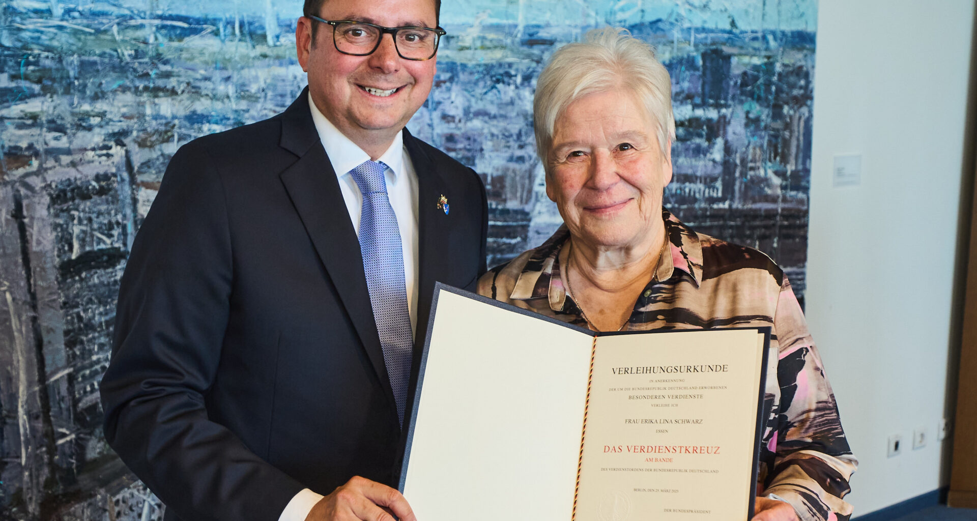 Oberbürgermeister übergibt Verdienstkreuz am Bande an Erika Schwarz