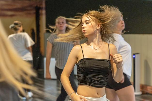 Offene Haare gehören zum K-Pop dazu und sind Teil einer ausdrucksstarken Choreografie. 