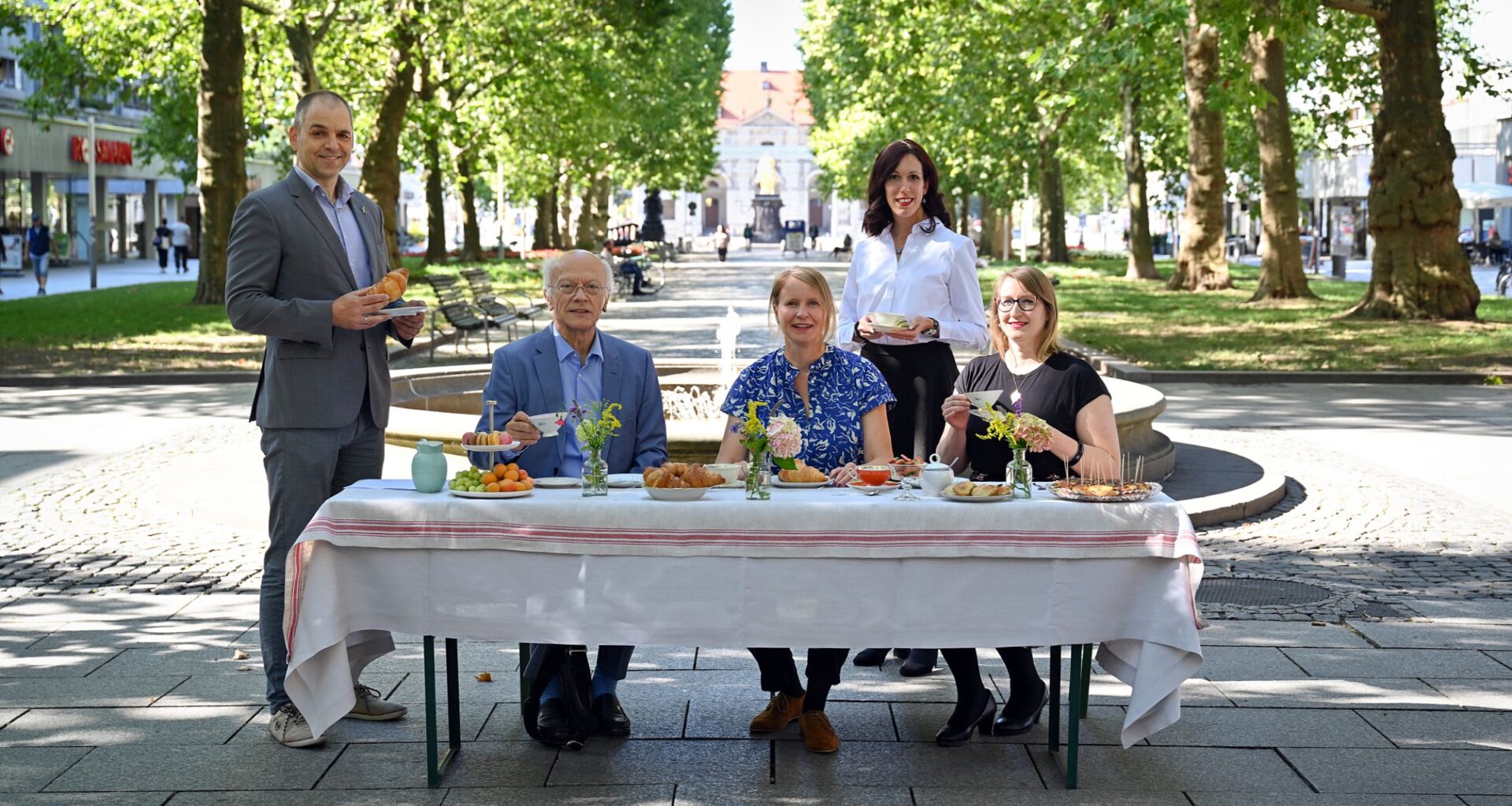 Bereiten das große Gastmahl "Dresden is(s)t bunt" vor - v.l.n.r. Frank Bösenberg (Silicon Saxony), Prof. Dr. Gerhard Ehninger u. Dr. Eva Sturm (Cellex Stiftung), Audrey Stein (SPEKTRA GmbH Dresden), Linda Splitt (Cloud&Heat Technologies GmbH) Foto: Anja Schneider
