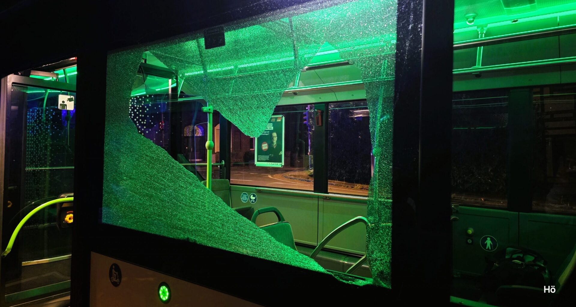 PFLASTERSTEIN ZERTRÜMMERT SCHEIBE EINES LINIENBUSSES