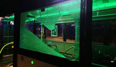 PFLASTERSTEIN ZERTRÜMMERT SCHEIBE EINES LINIENBUSSES