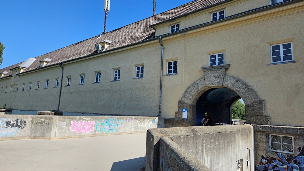 Am Stauwehr Oberföhring gelangt man im Norden des Radlrings über die Isar.