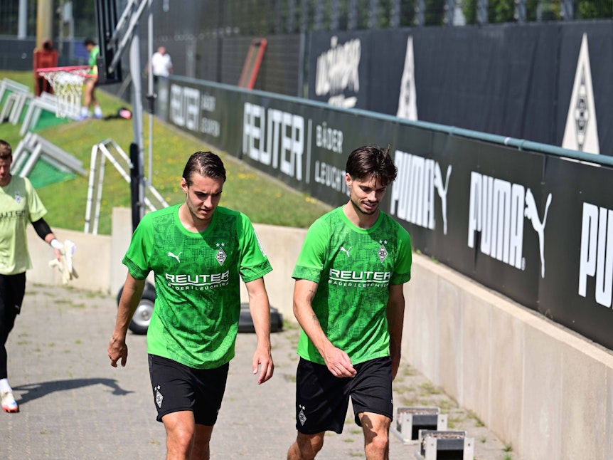 Julian Weigl (r.) und Florian Neuhaus gemeinsam nach dem Gladbach-Training.