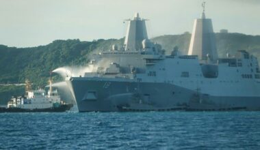 Löscharbeiten an der "USS New Orleans"