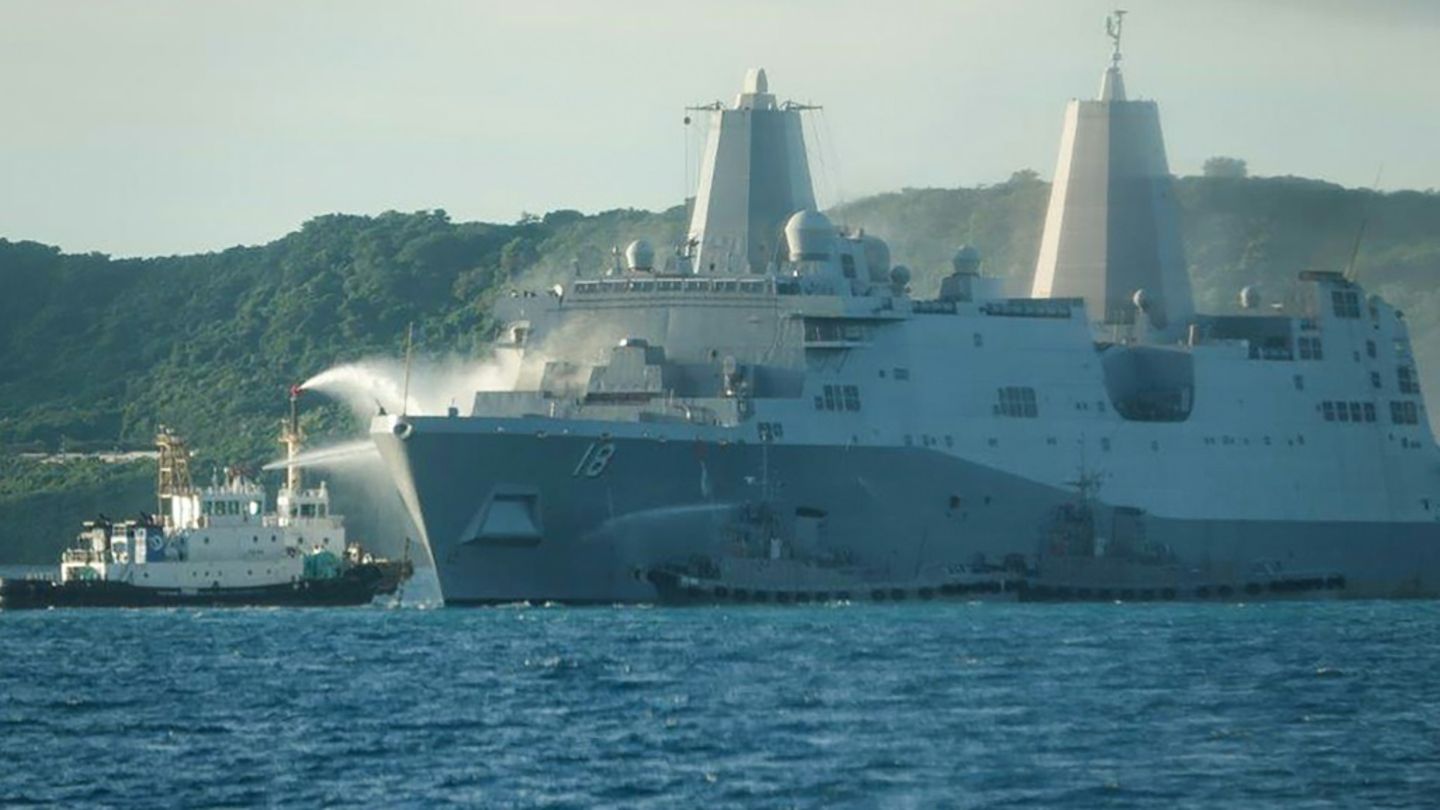 Löscharbeiten an der "USS New Orleans"